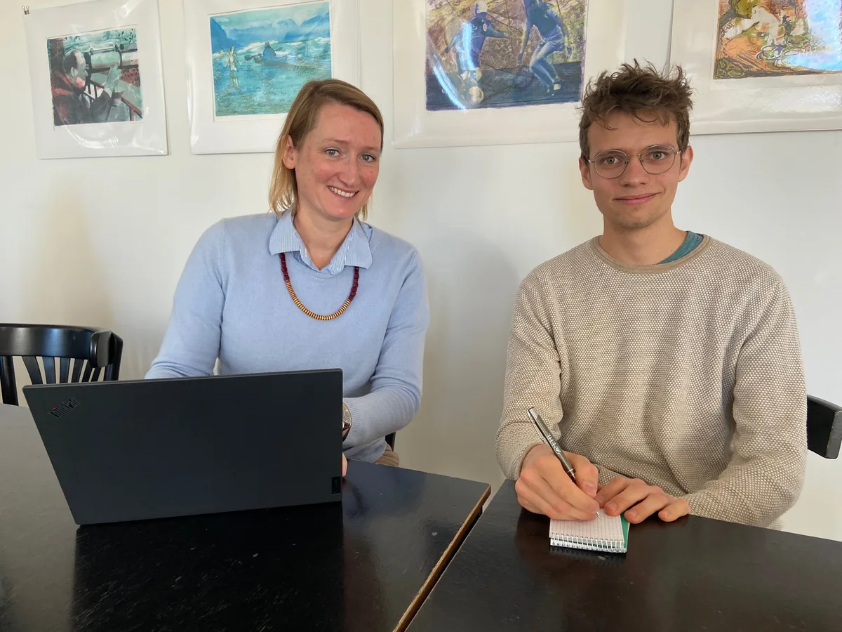 Aude Ratia hat sich für ihre Masterarbeit eingehend mit den Möglichkeiten eines Jugendparlaments in Uster befasst. Aude Ratia und Lukas Adam sitzen in einem Restaurant, mit Laptop und Notizblock.